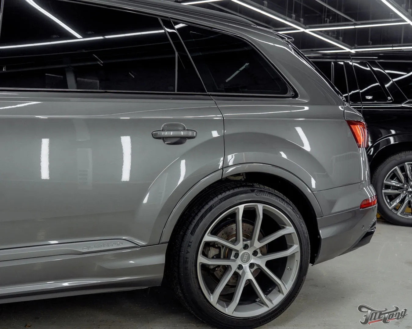 Отремонтировали бампера на Audi Q7, оклеили переднюю часть кузова полиуретаном, отполировали и покрыли керамикой кузов, провели химчистку салона и установили ремни безопасности с принтом
